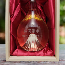 画像をギャラリービューアに読み込む, 富士山のお酒とペア冷酒グラスのセット 飛竜乗雲 金箔入り 名前入り彫刻
